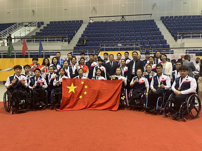 图为巴林比赛现场合影